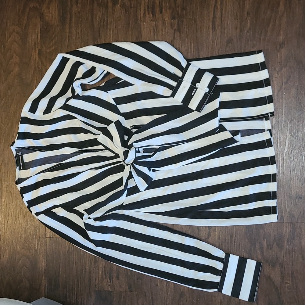 Pretty little thing top / size 4US/ color black and white